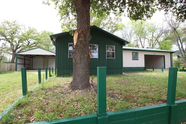 Building Photo - Coming Soon! 3 Bedroom 2 Bath in Bullard! Large Shop!
