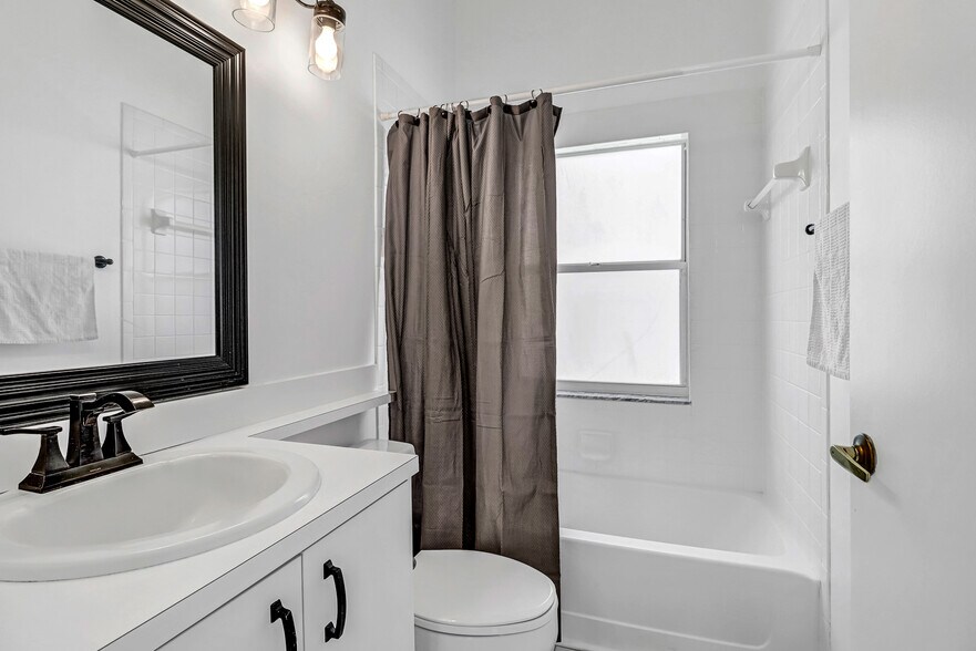 Full bath - 7023 Mill Pond Cir