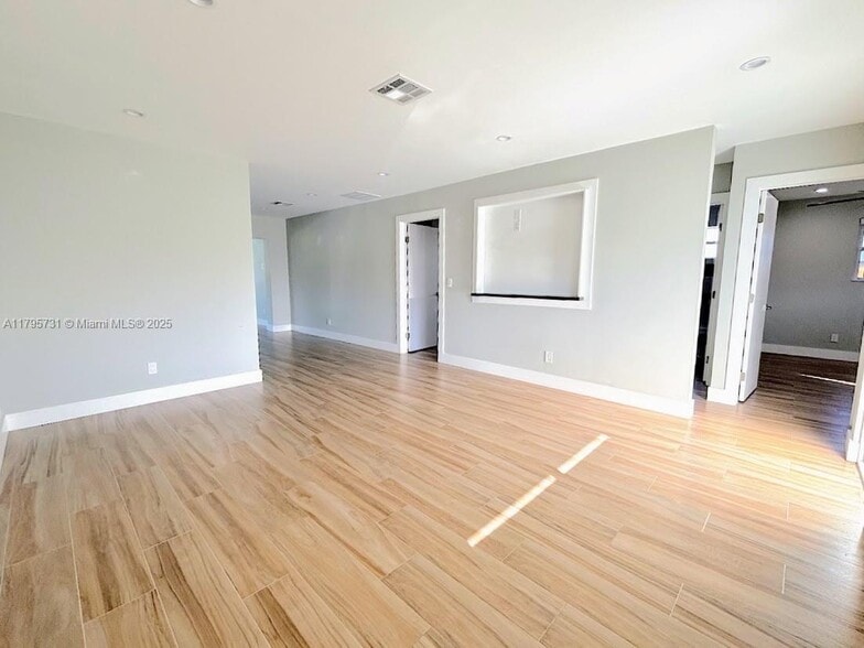 Building Photo - 401 S Highland Dr