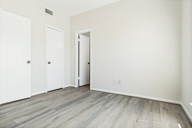 Building Photo - 2626 Holly Hall St