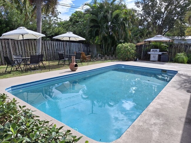 Building Photo - 385 Toledo St