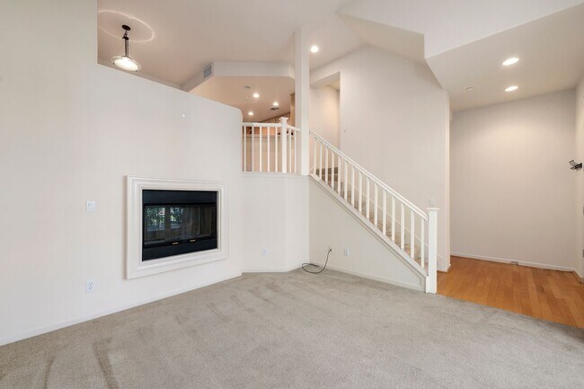 Building Photo - Spacious Tri-Level Home - Great Downtown S...