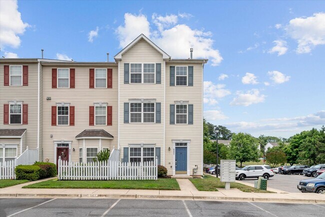 Building Photo - Beautiful End-Unit Townhome for Rent