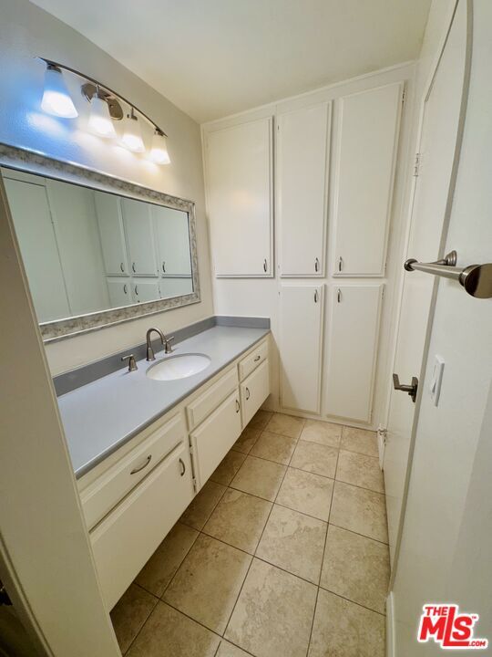 Building Photo - 1348 E Hillcrest Dr