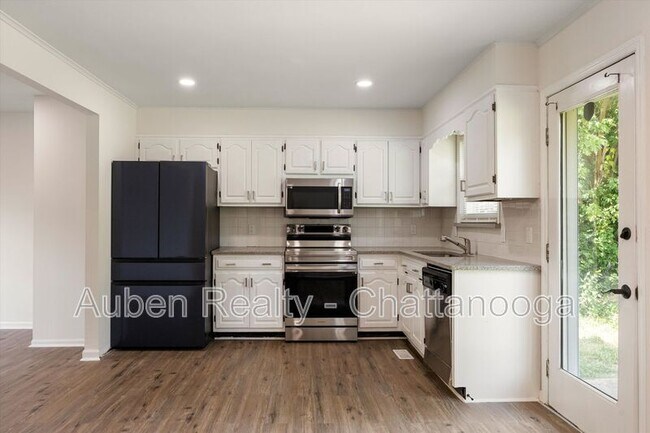 Building Photo - 4015 Shady Oak Dr