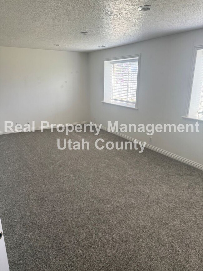 Building Photo - Large Home in Lehi!