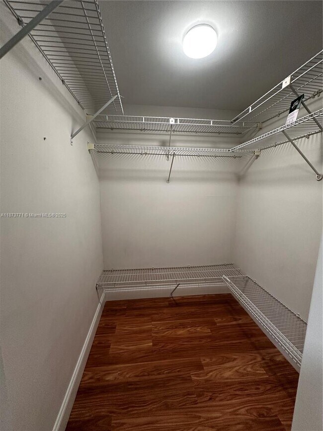 Building Photo - 3731 N Country Club Dr