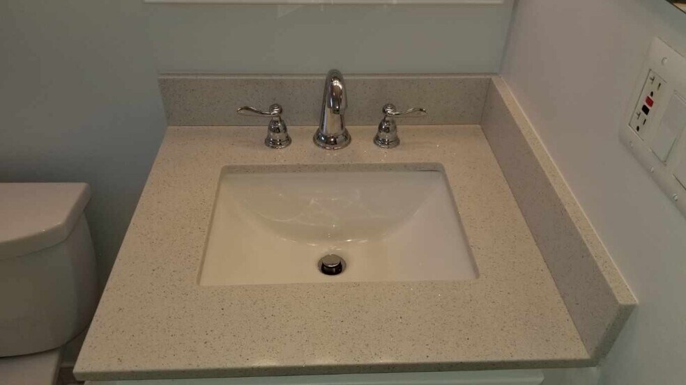 Building Photo - 2221 Homewood Dr