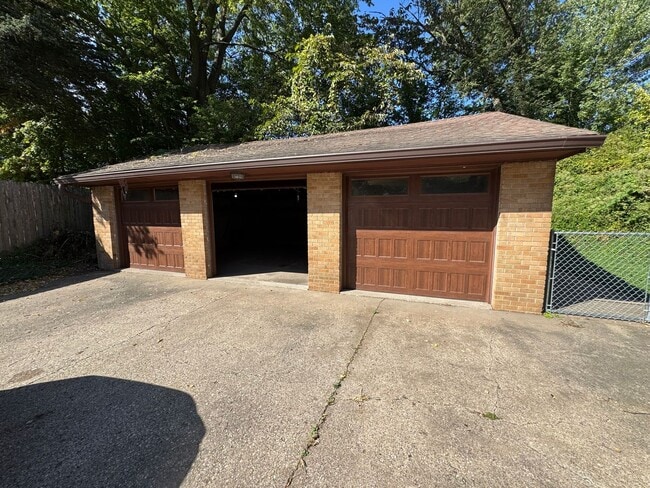 Building Photo - Large Moline Home with 3-Car Garage, Privacy, and Plenty of Space
