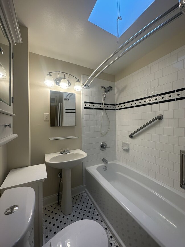 Building Photo - Charming 3Bed/1.5Bath in Hampden
