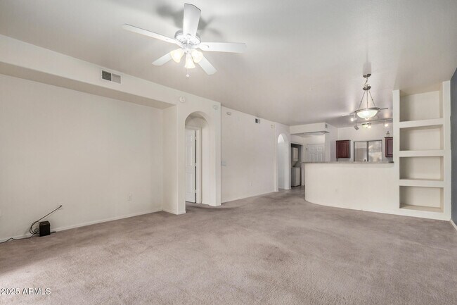 Building Photo - 920 E Devonshire Ave