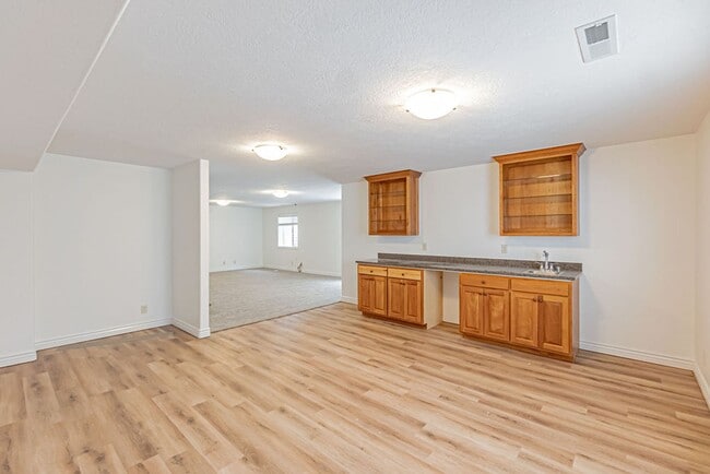 Building Photo - Beautiful- 5 bed/3 bath, 3 car garage and ...