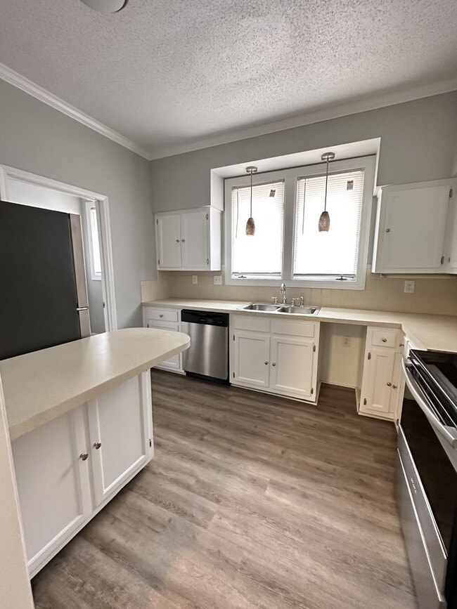 Building Photo - Large 2 Bedroom 2 Bath Condo in the Forest Oaks Community!!