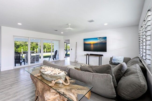 Building Photo - 8585 SE Palm St