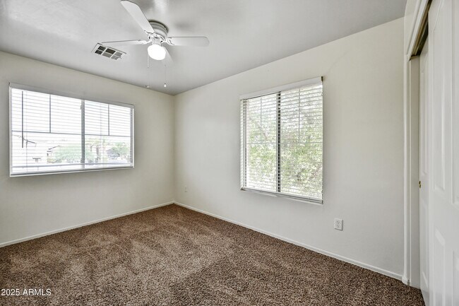 Building Photo - 1528 S Roadrunner Dr