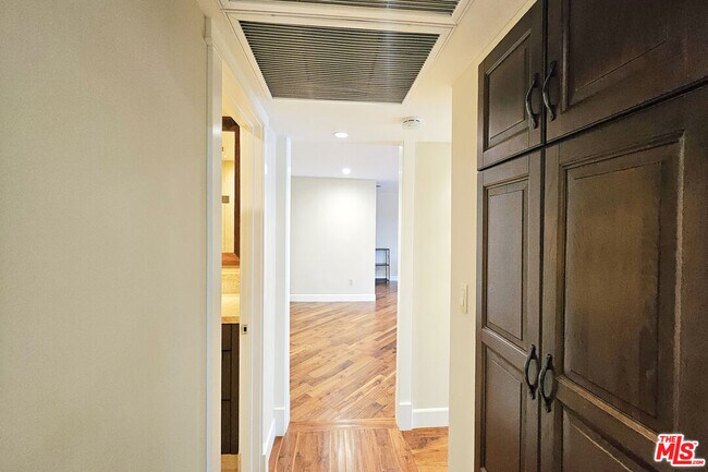 Building Photo - 382 E California Blvd