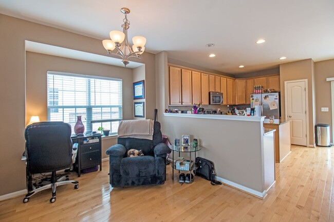 Building Photo - Beautiful 4-Bed, 3.5-Bath End Unit Townhom...