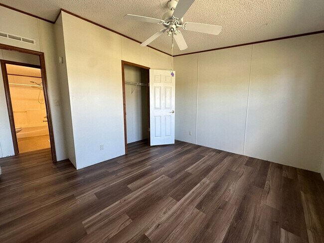 Building Photo - Welcome Home to Country Living!