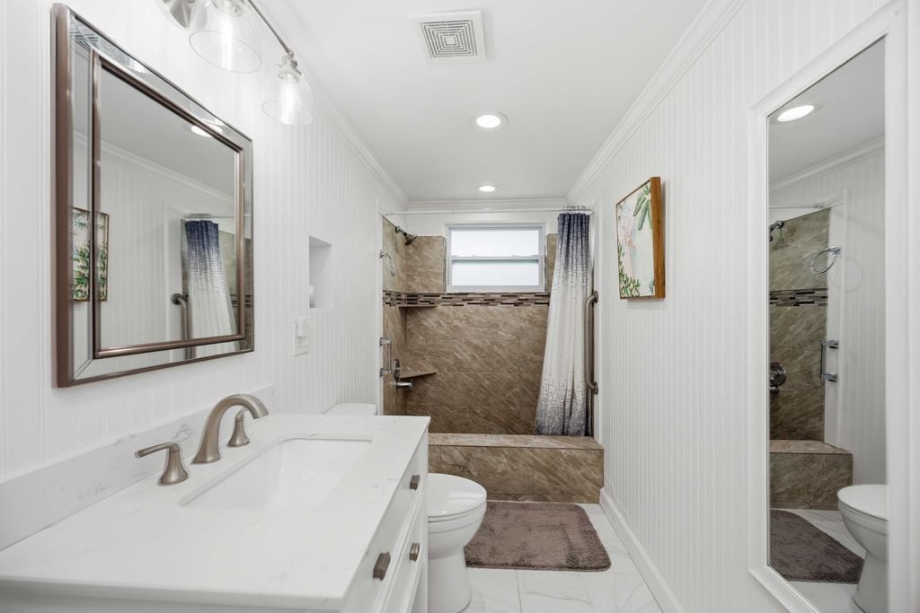 Building Photo - 370 E Fray St