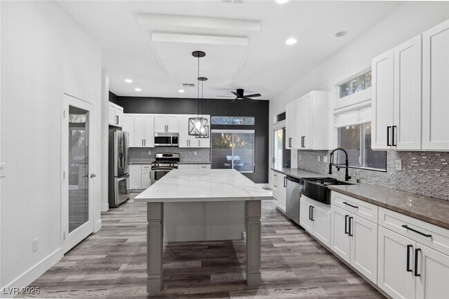 Building Photo - 4630 Laguna Vista St