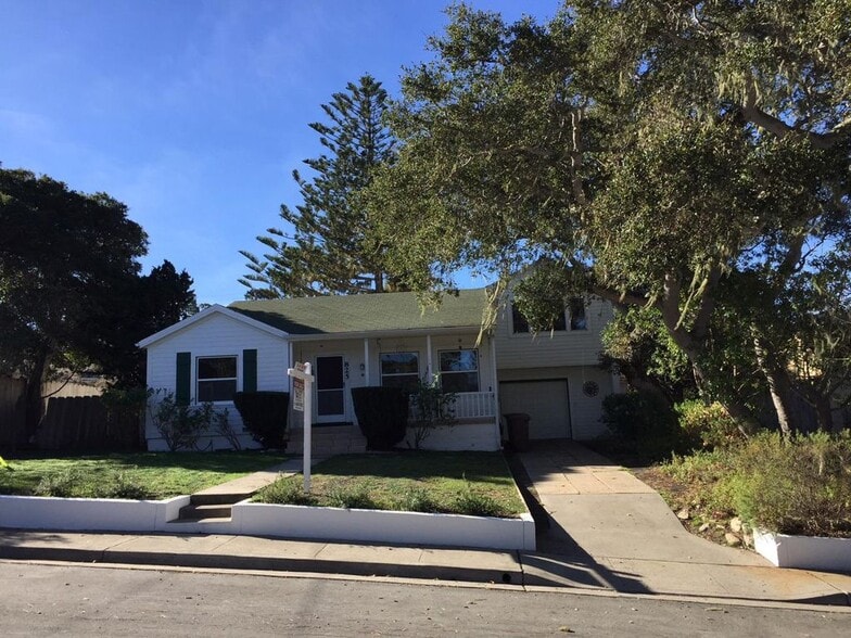Newly remodeled 3 bedrooms/2 bathrooms house on a large lot with great views of Monterey Bay. - 825 Cypress St