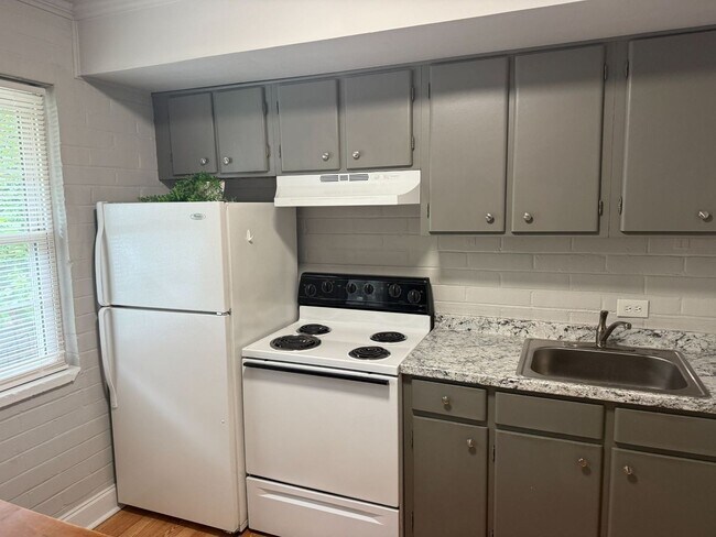 Building Photo - Charming One Bedroom Apartment In The Heart of Plaza Midwood!