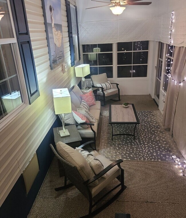 Building Photo - 3 Bedroom 2 Bath Home with large Sunroom i...