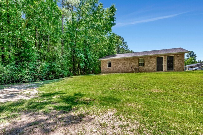Building Photo - Charming single-story ranch-style home loc...