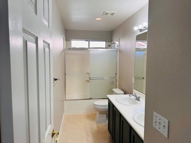 Building Photo - Full Bedroom and Bathroom Downstairs