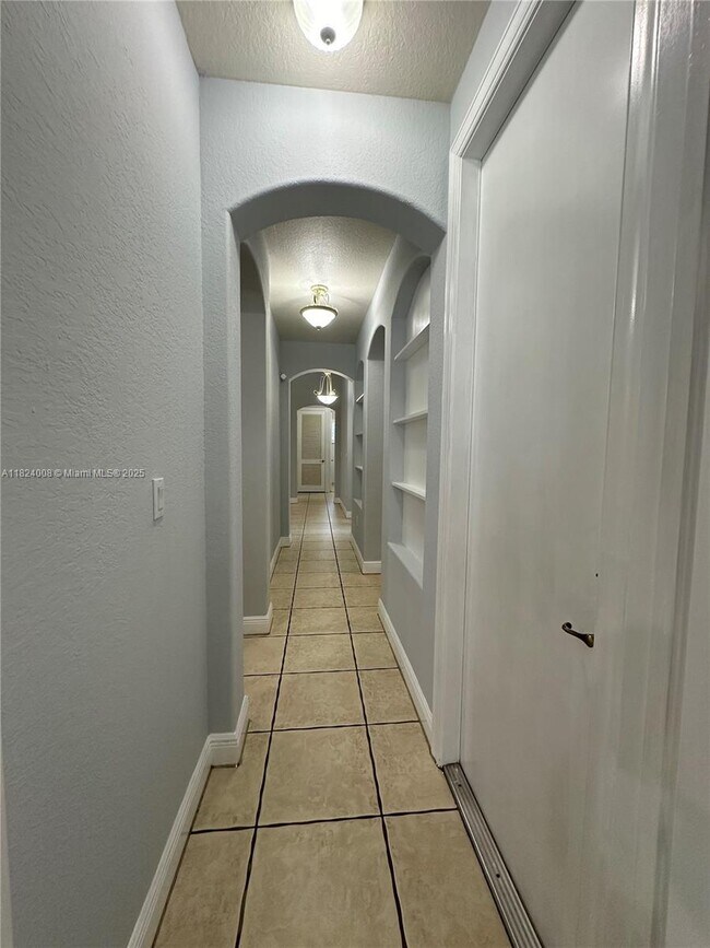 Building Photo - 2841 Poinciana Cir