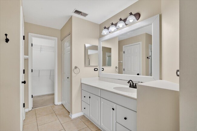 Building Photo - 1161 Hawthorne Ln