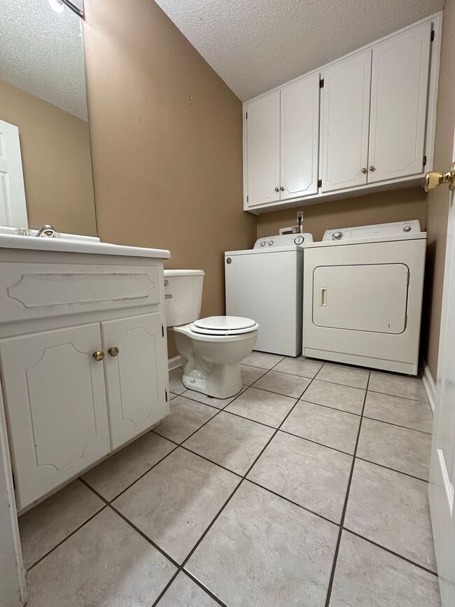 Building Photo - Foxchase Subdivision:  MOVE IN READY!!!!    1/2 OFF 1ST MONTH RENT W/12 MONTH LEASE!!  NEW CARPET...