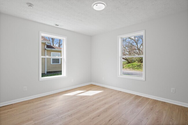 Building Photo - COMPLETELY RENOVATED 4BR HOME - MOVE-IN SPECIAL