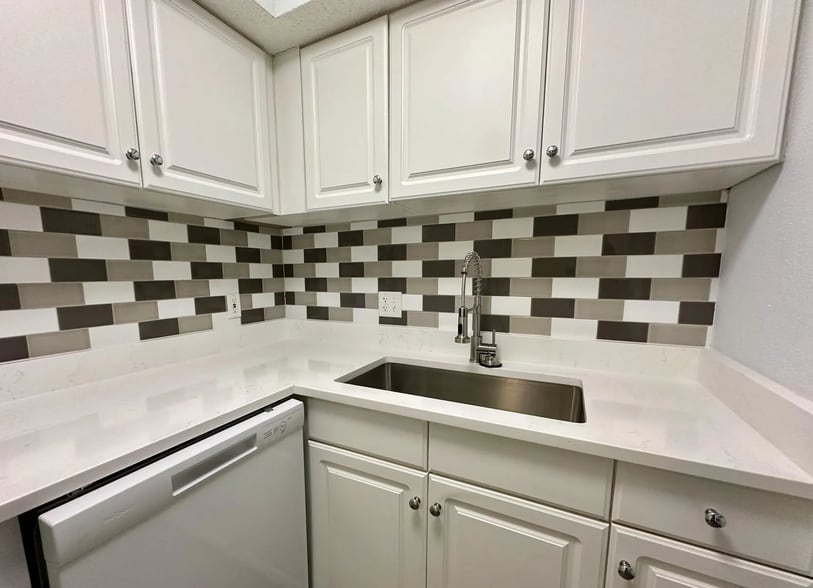 Kitchen - 100 Fairway Park Blvd