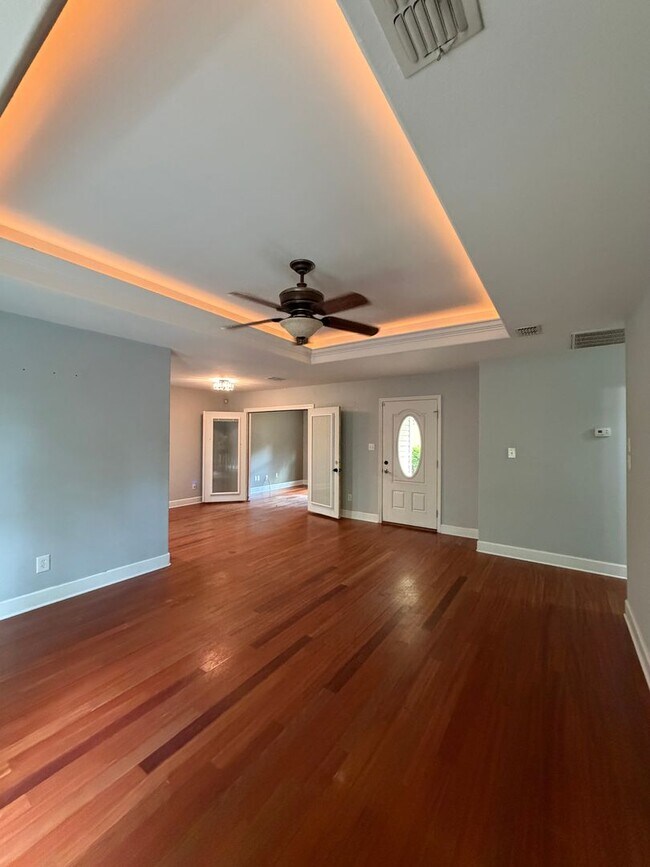 Building Photo - 3/2 home located just off N. Meridian and Available NOW.