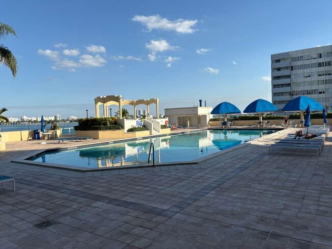 Building Photo - 7601 E Treasure Dr