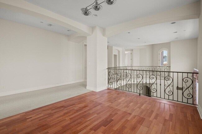 Building Photo - Stunning 4 bed, 4.5 bath home located on a quiet and highly desirable street in Redondo Beach