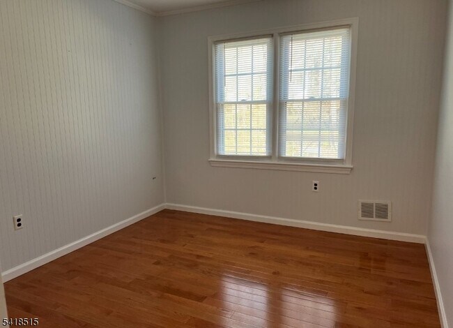 Building Photo - 64 Goldfinch Dr