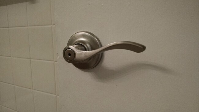 Building Photo - 2BR/1BA Condo Near UTK | Parking & Pool