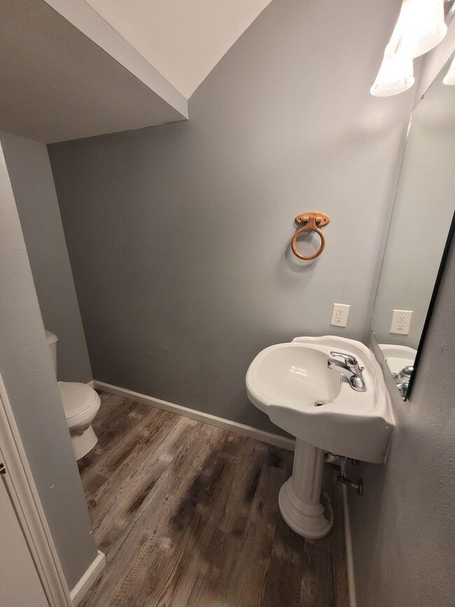 Building Photo - 404 Shade Tree Ln