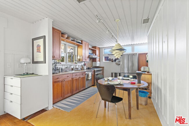 Building Photo - 648 Palms Blvd