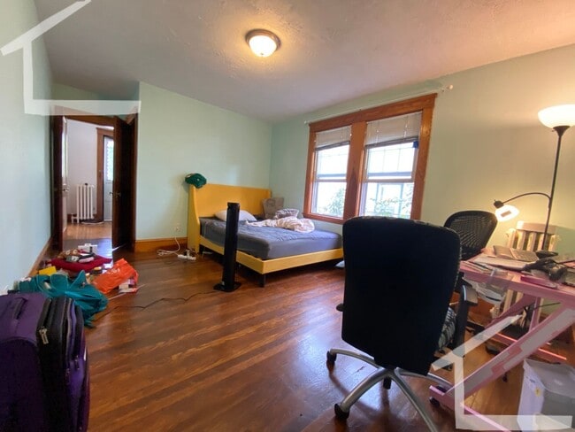 Building Photo - Big and Bright