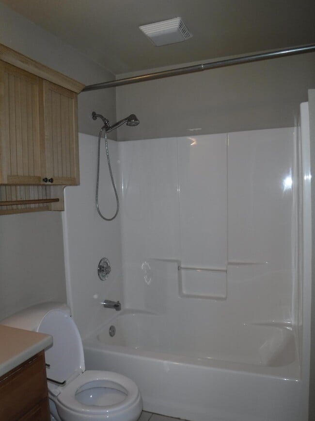 Building Photo - 441 Country Club Ln