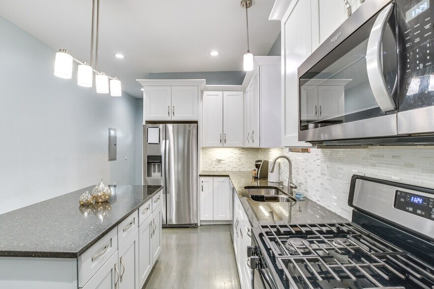 Building Photo - 4904 W Fulton St