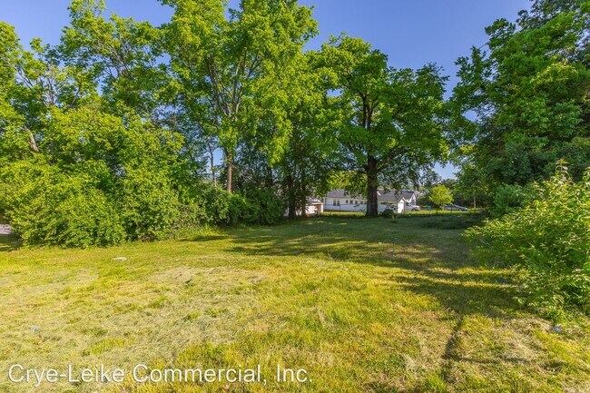 Building Photo - 4 br, 1.5 bath House - 1403 East 5th St.