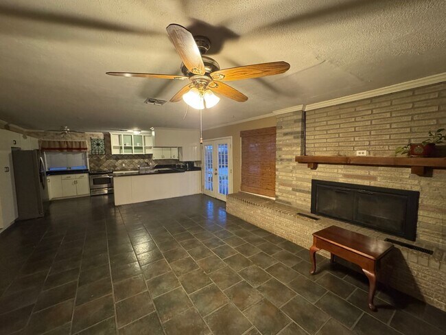 Building Photo - Spacious Speegleville Home