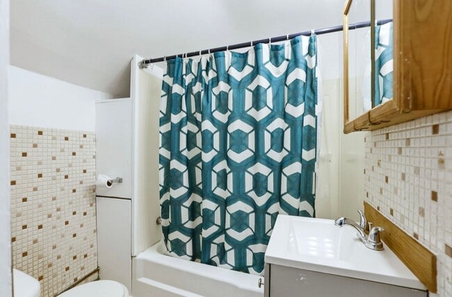 Building Photo - 926 N Porter St