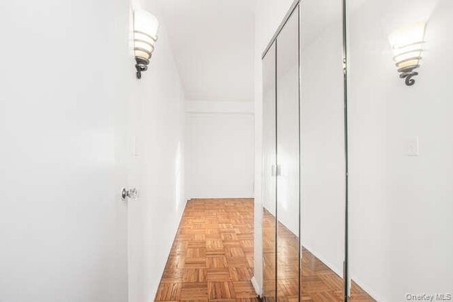 Building Photo - 6 Fordham Hill Oval