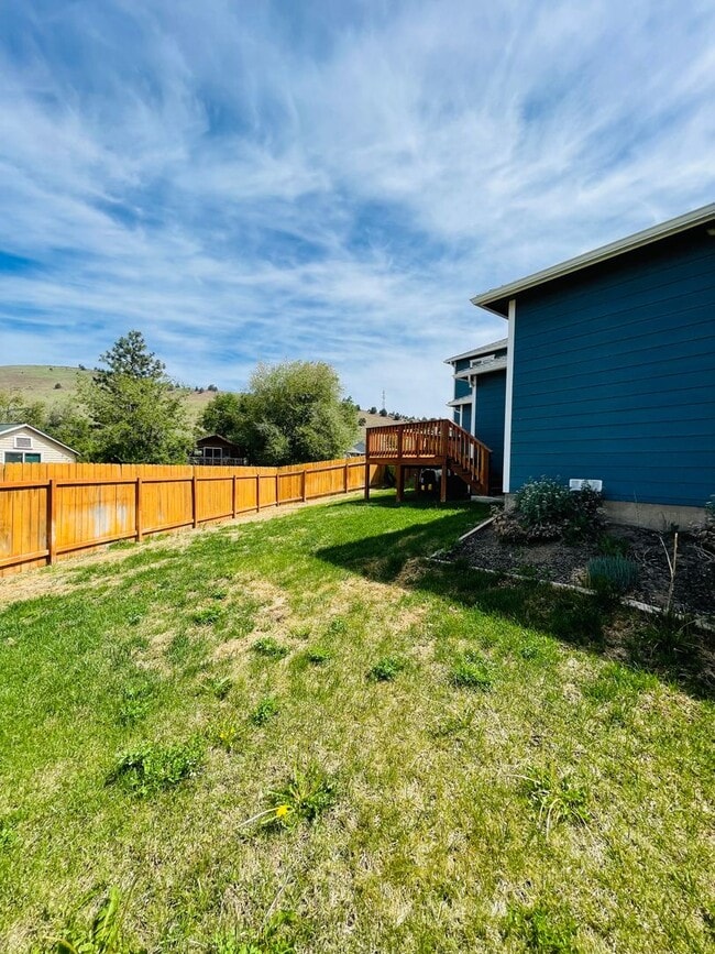 Building Photo - Entertainers delight, 3bdrm 2.5 bath home ...