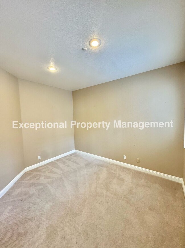 Building Photo - Ready to move in 4 bedroom 3 bath home with a loft and 3 car garage!